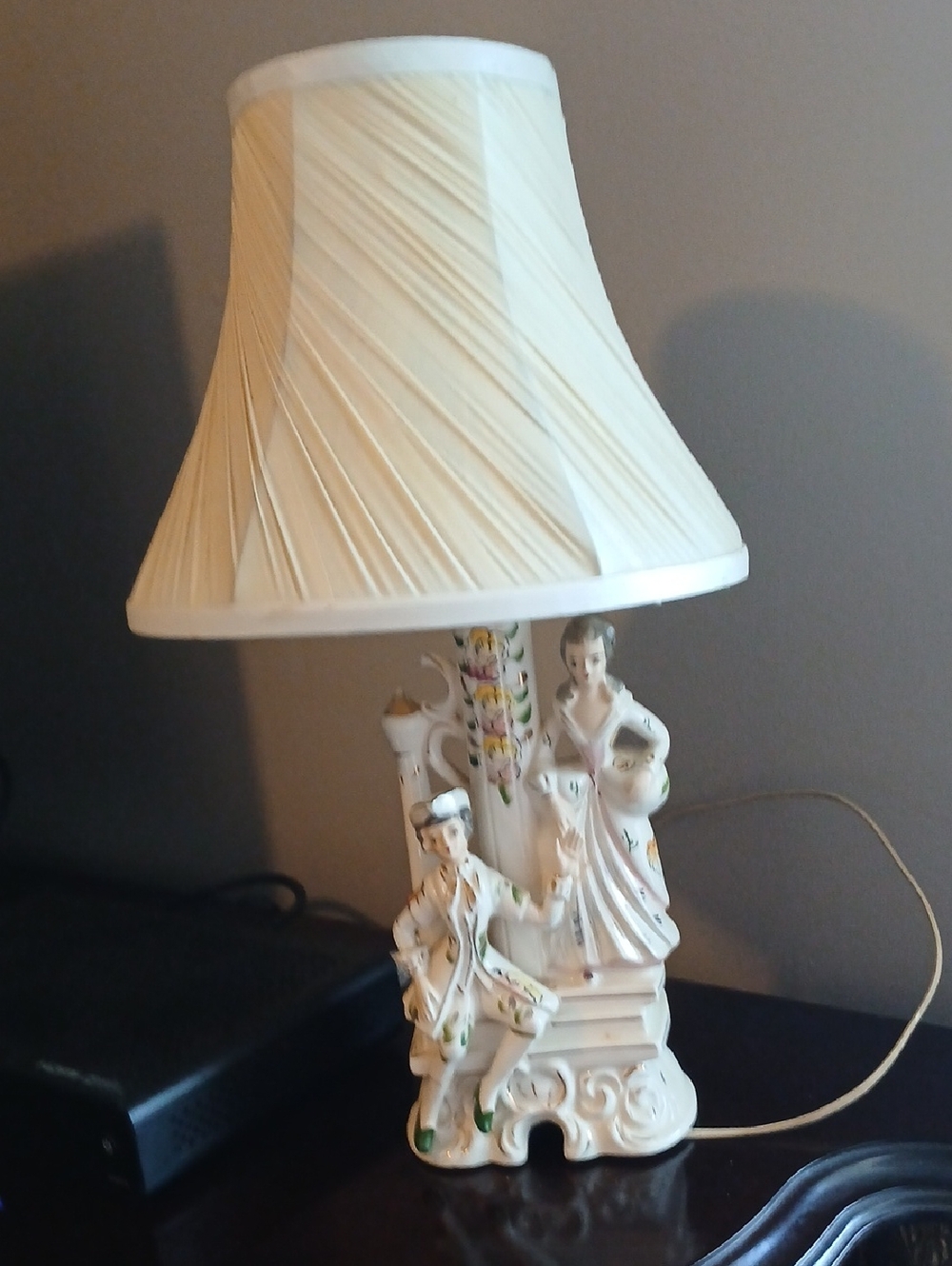 Wales Vintage Porcelain Lamp. 15"x4" EUC